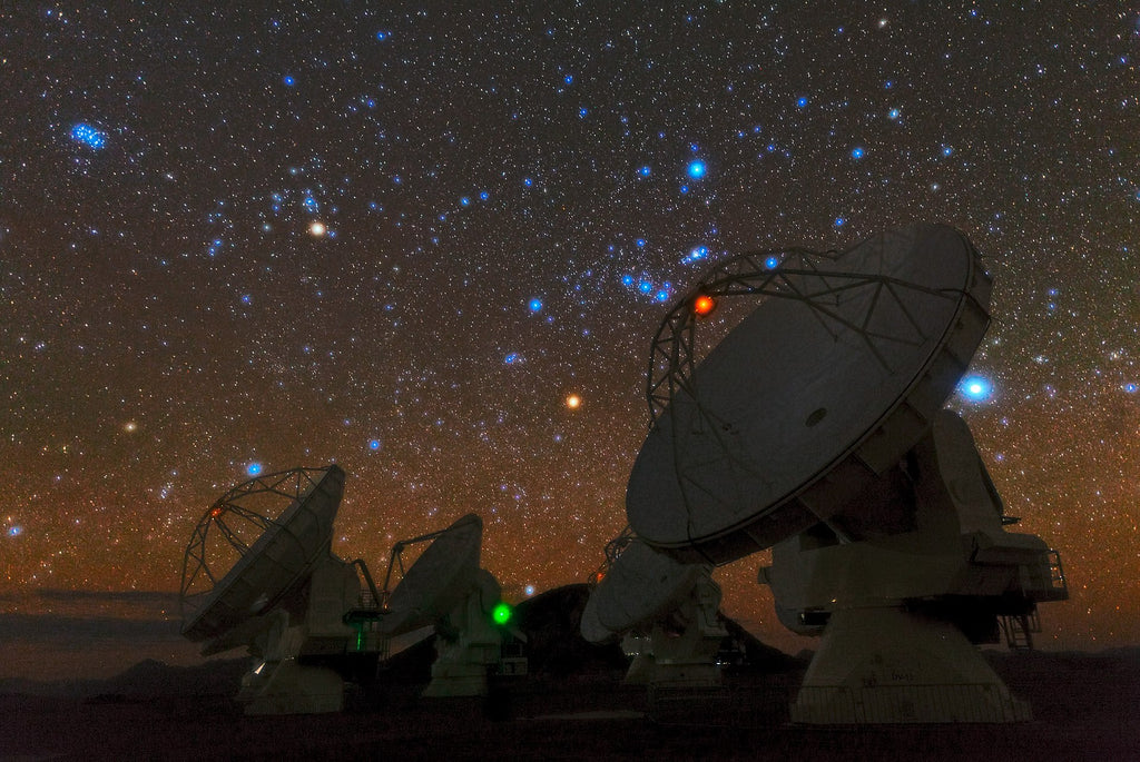 Photographie de nuit montrant la constellation des Sept Sœurs / Pléiades