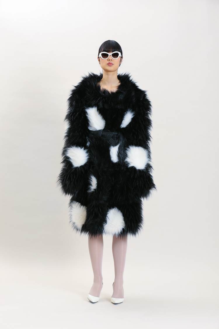 fluffy over silhouette boa coat | www.carmenundmelanie.at