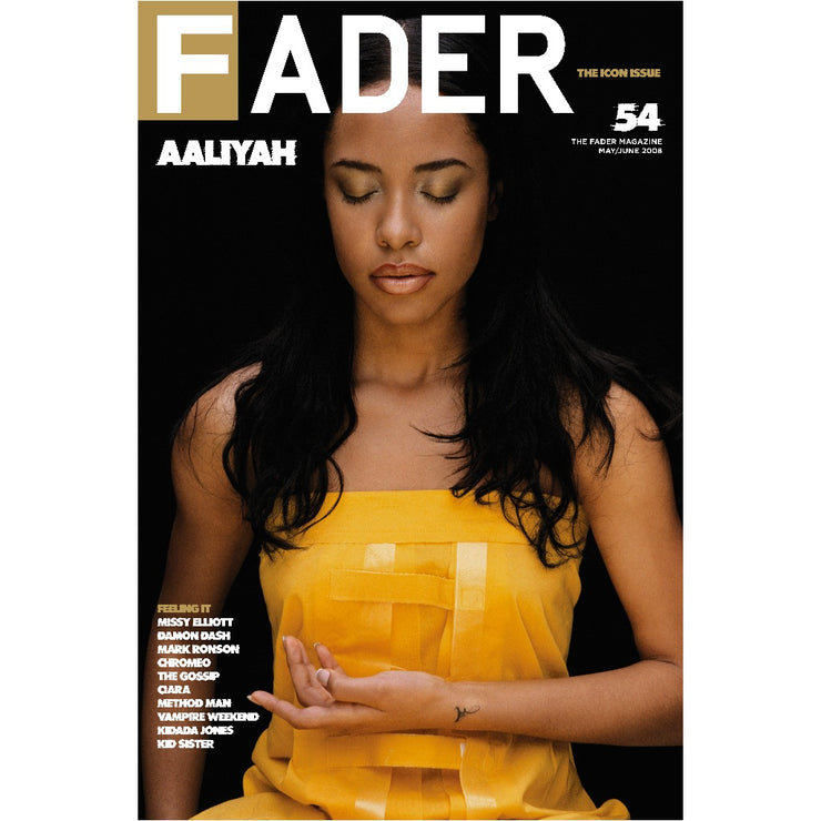 阿莉娅闭目抱腹的海报——《FADER》第54期封面