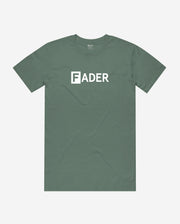 印有FADER标志的橄榄色t恤