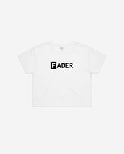 白色作物t恤与FADER标志