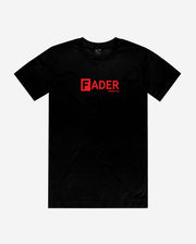 前面的黑色t恤与FADER标志横跨胸部