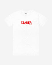 前面的白色t恤与FADER标志横跨胸部
