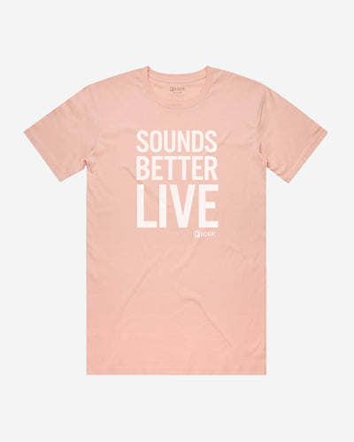粉红色t恤，上面用白色字体写着“听起来更好”，下面有一个小的FADER标志