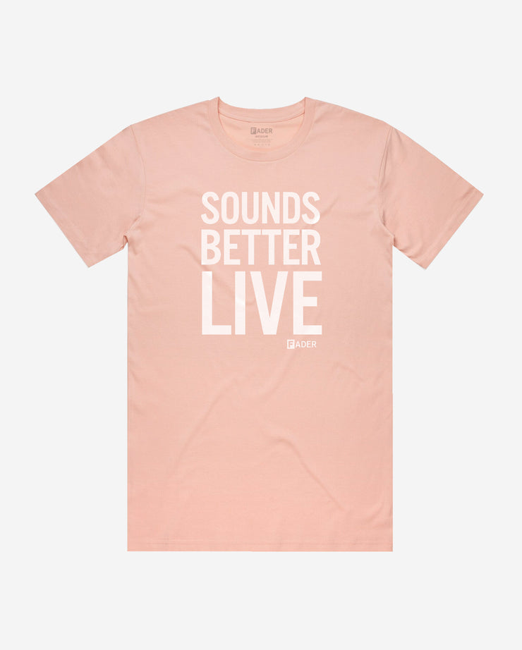 粉红色t恤，上面用白色字体写着“听起来更好”，下面有一个小的FADER标志