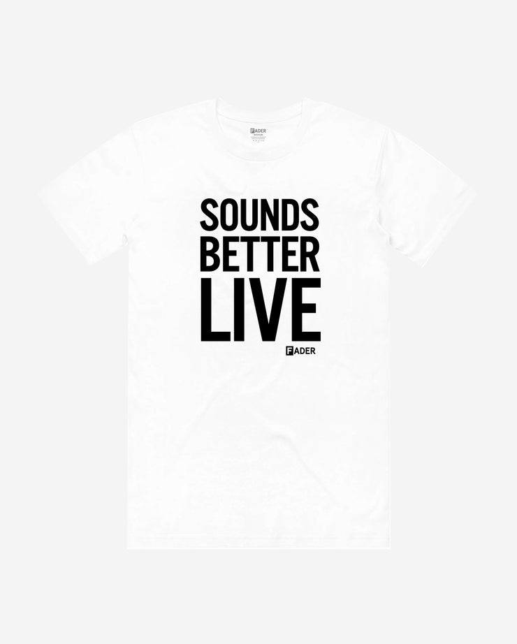 白色t恤，上面用黑色字体写着“sounds better live”，下面是FADER的小标志