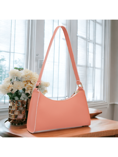 Bolsa baguete feminina preta com textura croco e detalhe de corrente na alça