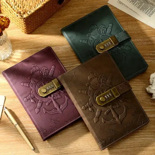 Journaux pirates en cuir de plusieurs couleurs avec cadenas à code, présentés sur une table rétro.