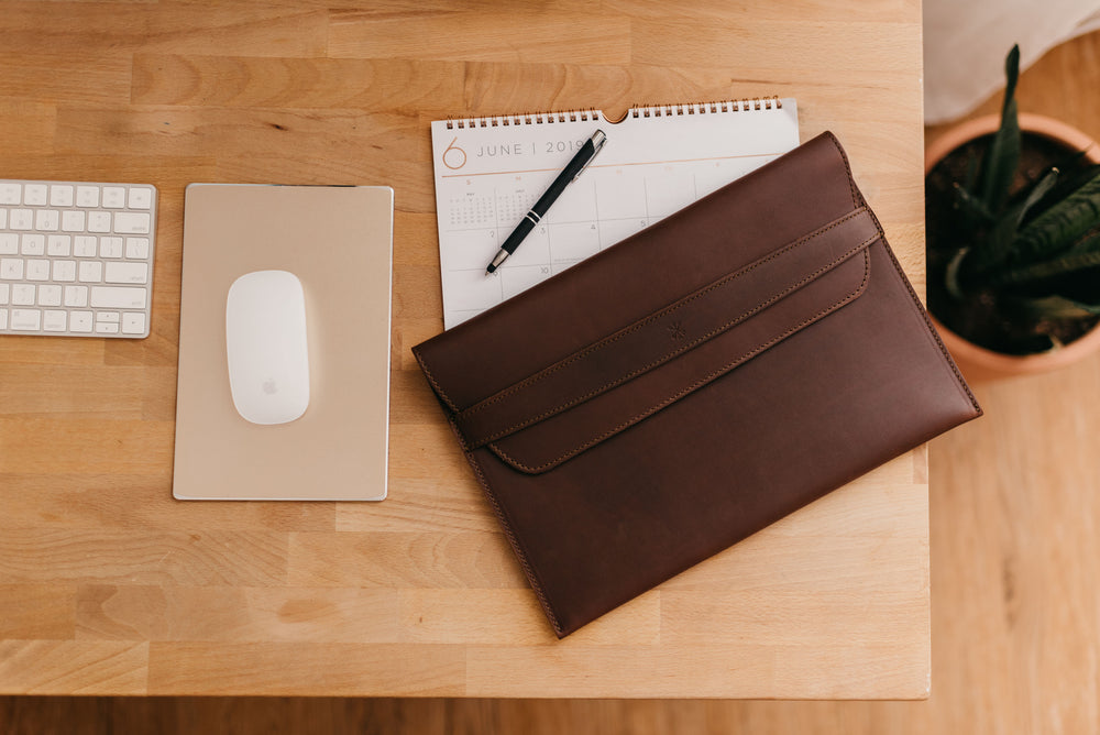 
            
                Load image into Gallery viewer, Leather iPad Pro Envelope Case - Chestnut
            
        