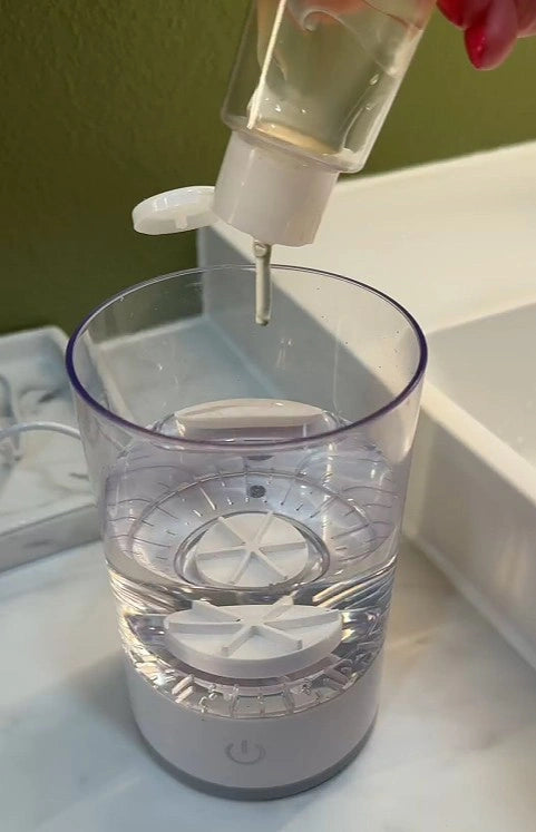 Verter agua y jabón