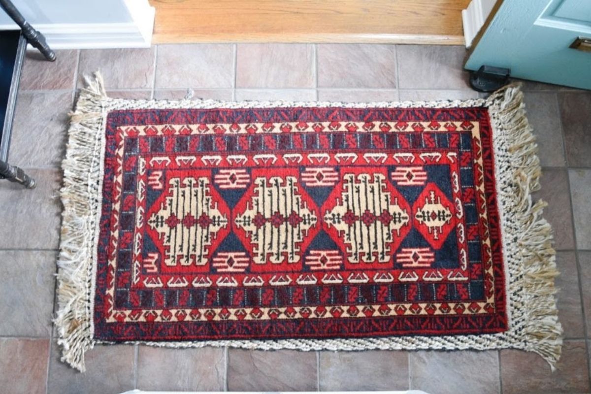 rug in entryway