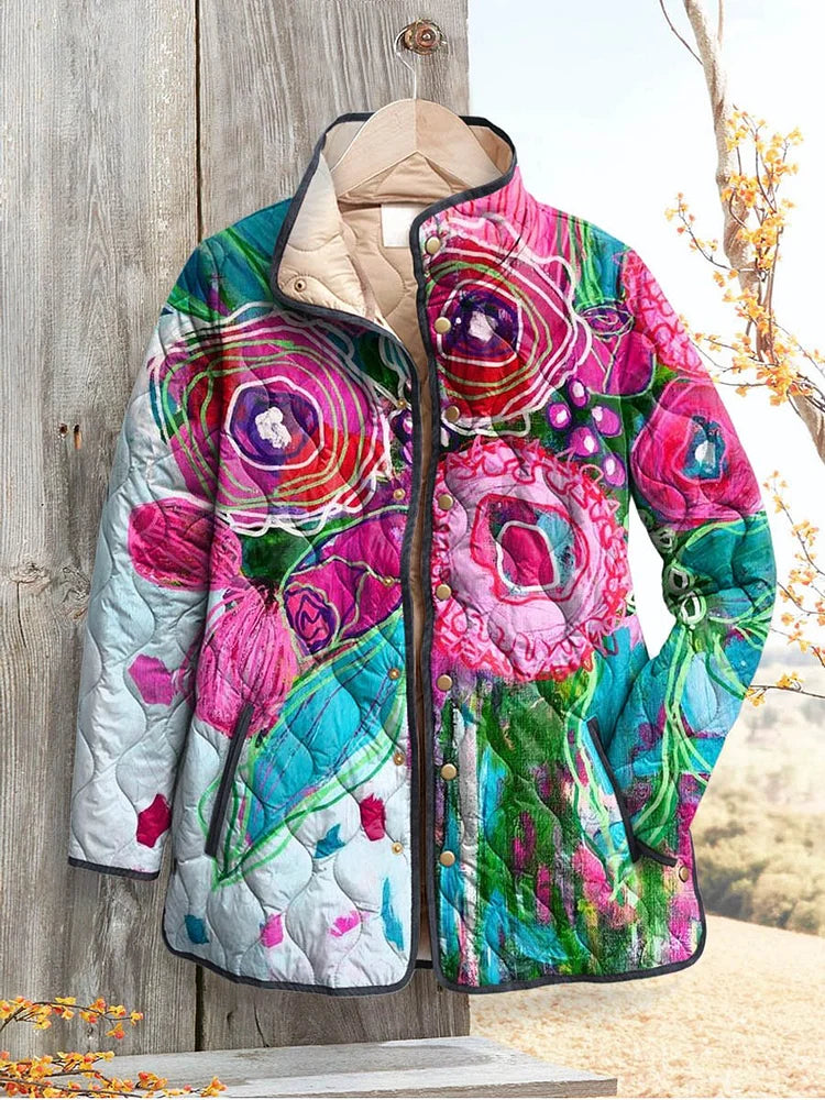 Elegante Blumenjacke im Freien getragen