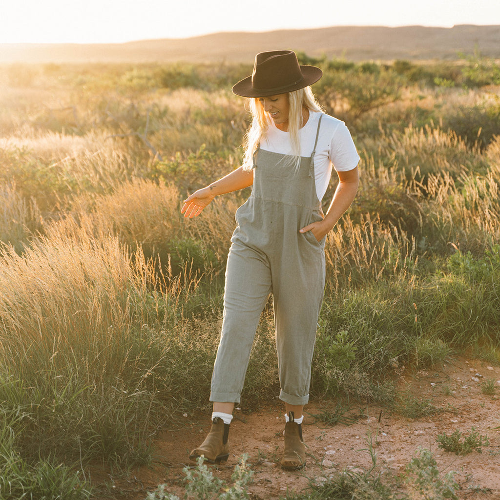 Kendall Baggerly wearing Luna & Rose Linen