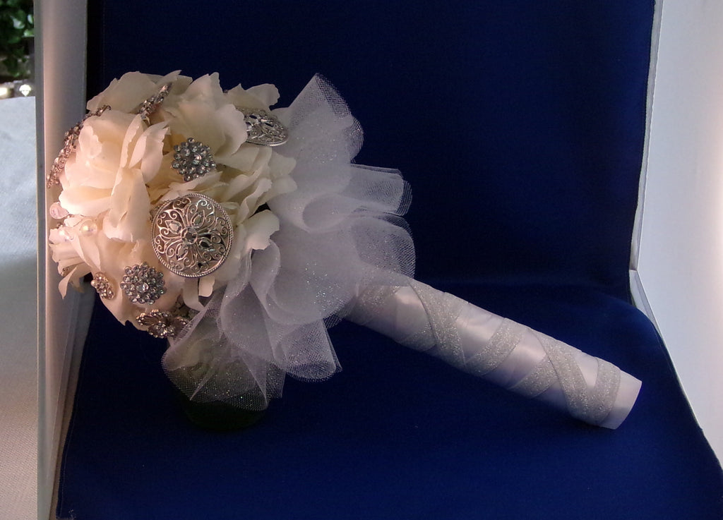 Bouquet-White Rose Sparkle – A Garden of Dreams-Bouquets & Shadowboxes