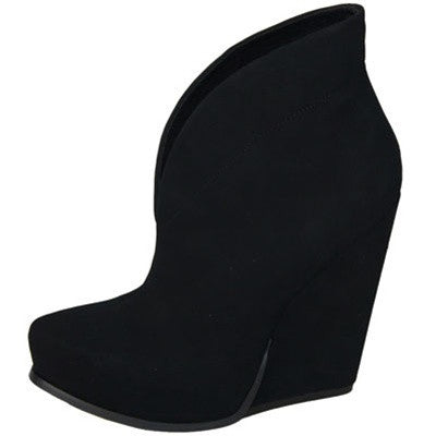 Obstacle-05 Nubuck Pointy Toe Wedge Bootie