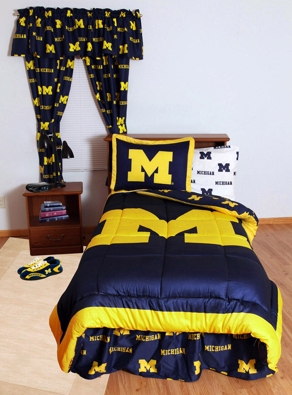 Michigan Bed In A Bag King - With White Sheets - Micbbkgw By College Covers