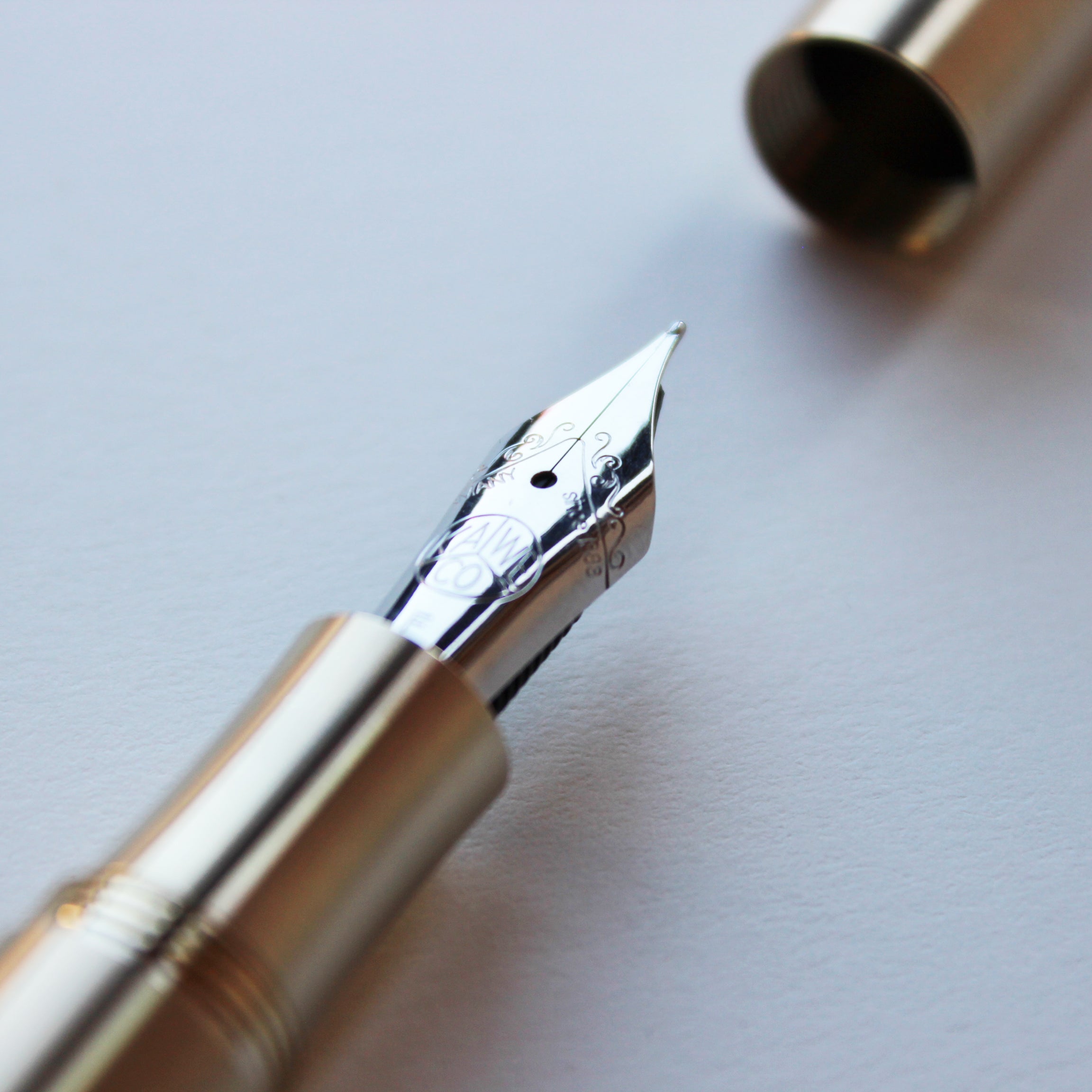 Kaweco - Stylo plume Perkeo INFRAROUGE - FINE - Clip Argent - Distributeur  Twist & Out