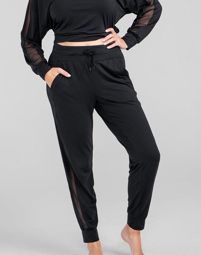 Model Raine wearing blisswear-jogger in size Medium and color Midnight, seen from the Front