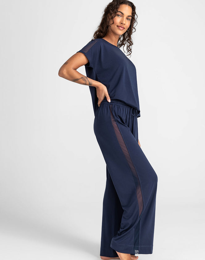 Model Jessica wearing blisswear-pant in size Small and color Navy, seen from the Side