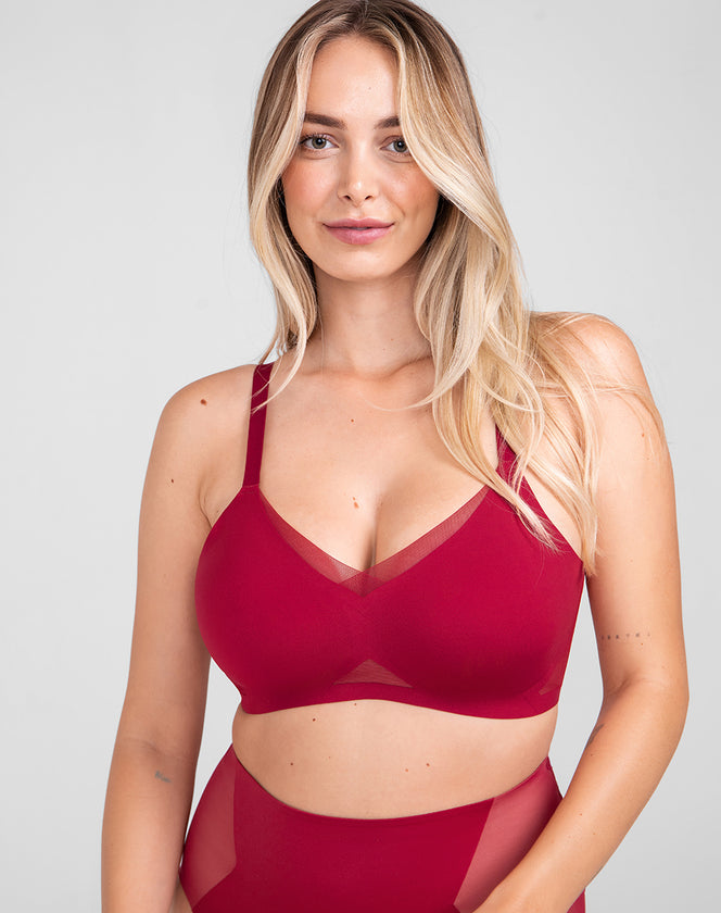 Model Raine wearing crossover-bra in size Medium and color Ruby, seen from the Front