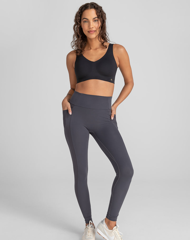 Model Jessica wearing Legging 2.0 in size Small and color Graphite, seen from the Front