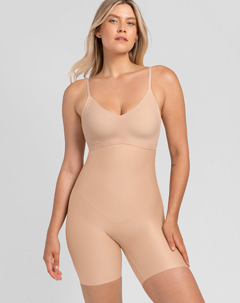 Model Elle wearing No-Show High-Waist Short in size Medium and color Sand, seen from the Front