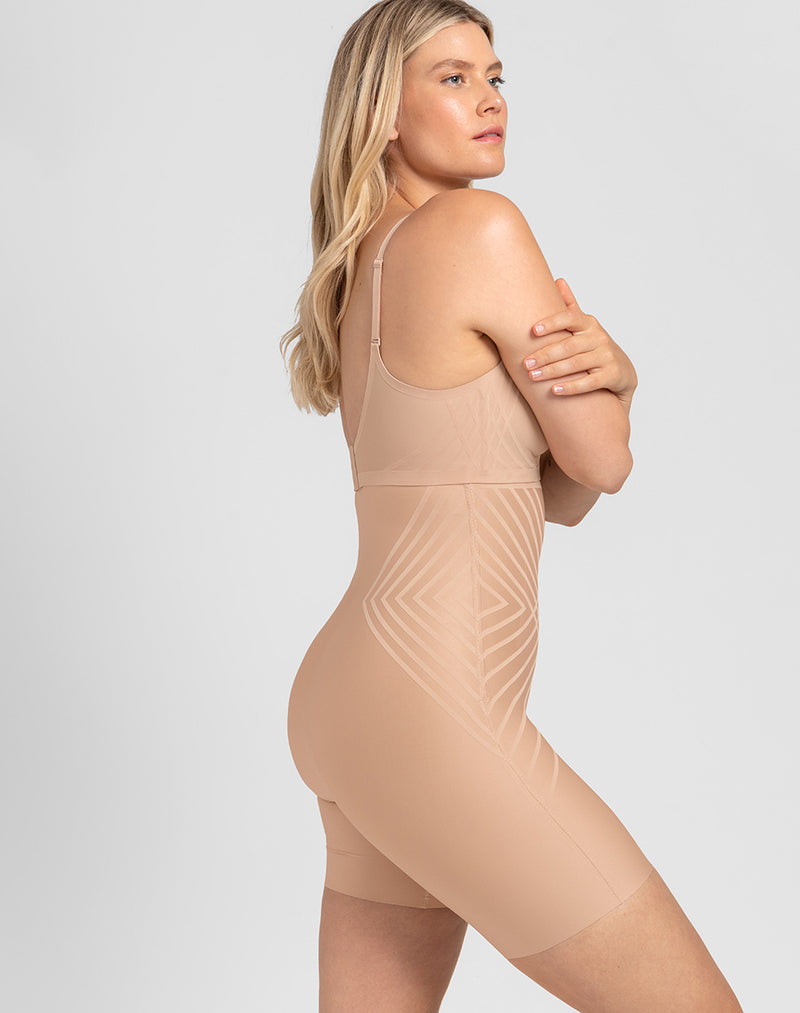 Model Elle wearing Silhouette High-Waist Short in size Medium and color Sand, seen from the Side