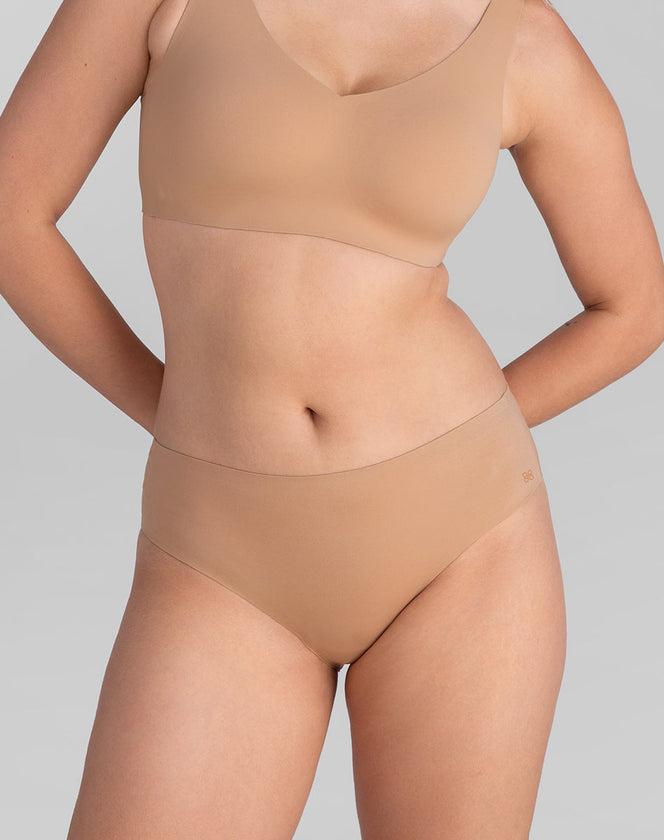 Model Elle wearing softform-mid-rise-brief in size Medium and color Sand, seen from the Front