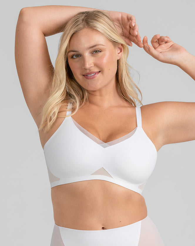 Model McCallah wearing crossover-bra in size Large and color Astral, seen from the Front