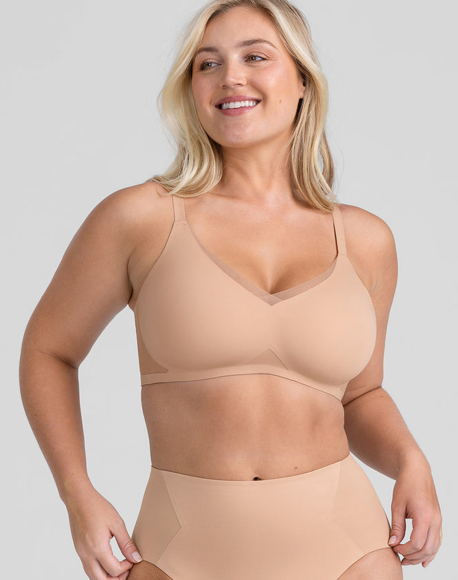 Model McCallah wearing crossover-bra in size Large and color Sand, seen from the Front