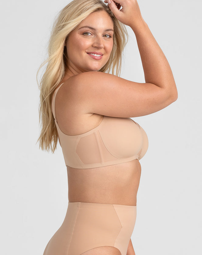 Model McCallah wearing crossover-bra in size Large and color Sand, seen from the Side
