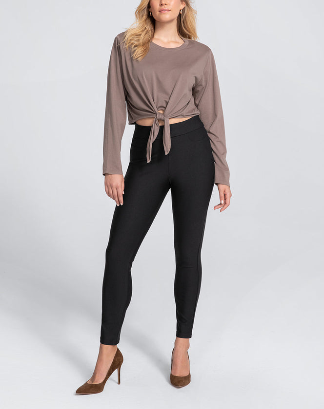 Model Elle wearing everready-pant in size Medium and color Jet Black, seen from the Front