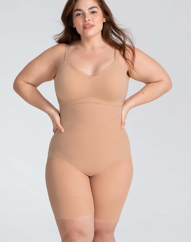Model Brianna wearing superpower-short in size Plus size one and color Sand, seen from the Front