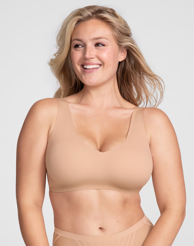 Model McCallah wearing v-neck-bra in size Large and color Sand, seen from the Front