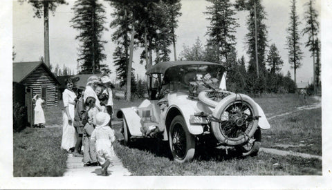 historic photo of family arriving by car at kootenai lodge on swan lake, kootenai lodge montana, montana living