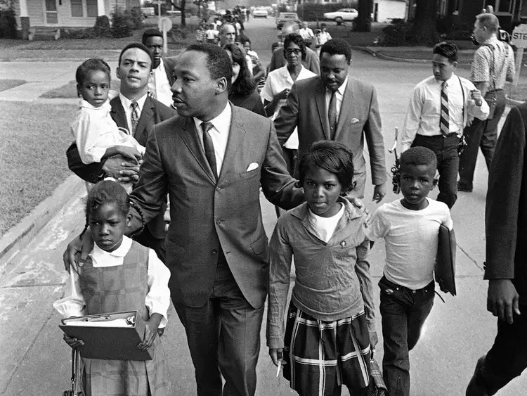 Martin Luther King marching with young children