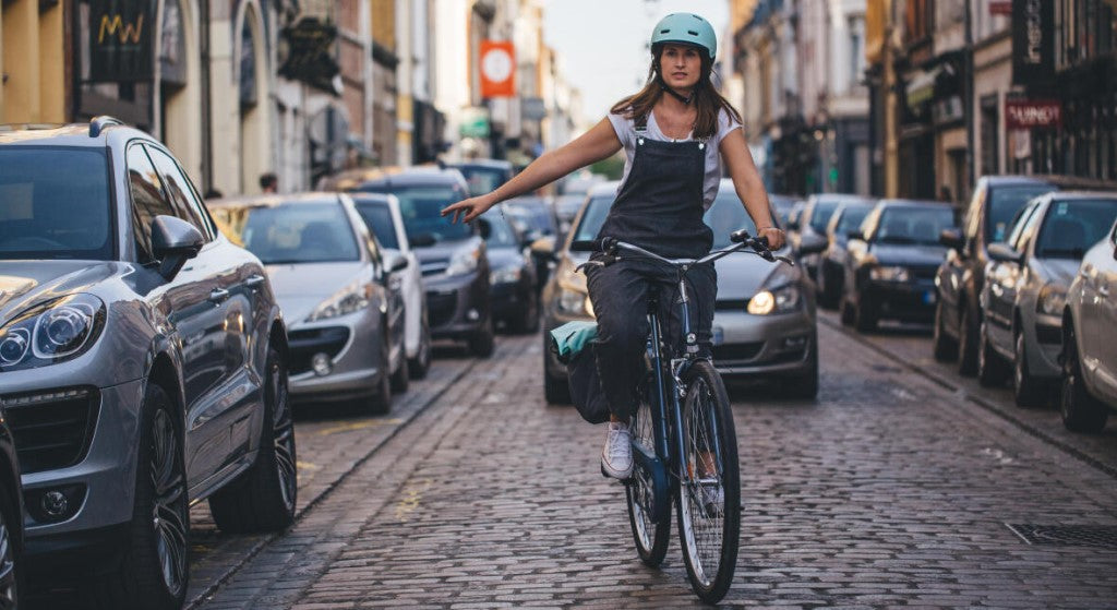 vélo femme ville circulation voiture sécurité casque