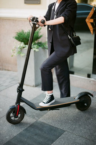 Aller travailler en trottinette électrique