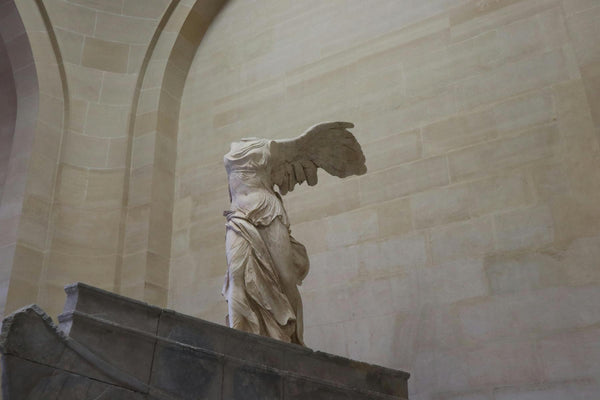 le louvre victoire de samothrace en trottinette electrique