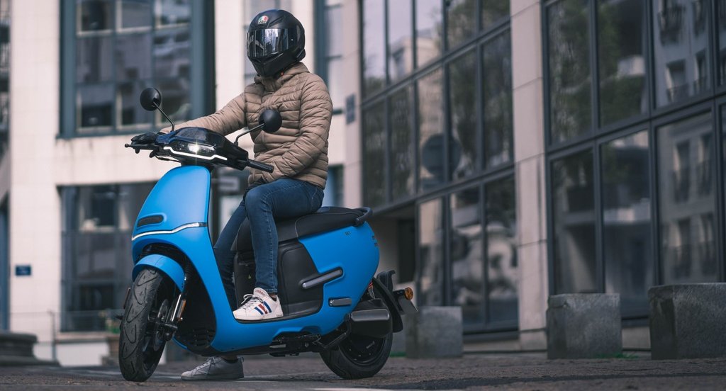 scooter electrico horwin ek1 mate azul francia casco equipo guantes paris