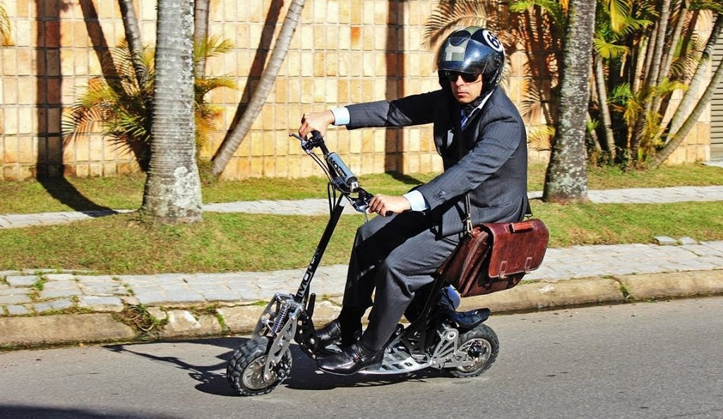 Accrocher un sac Saddle à son scooter de électrique