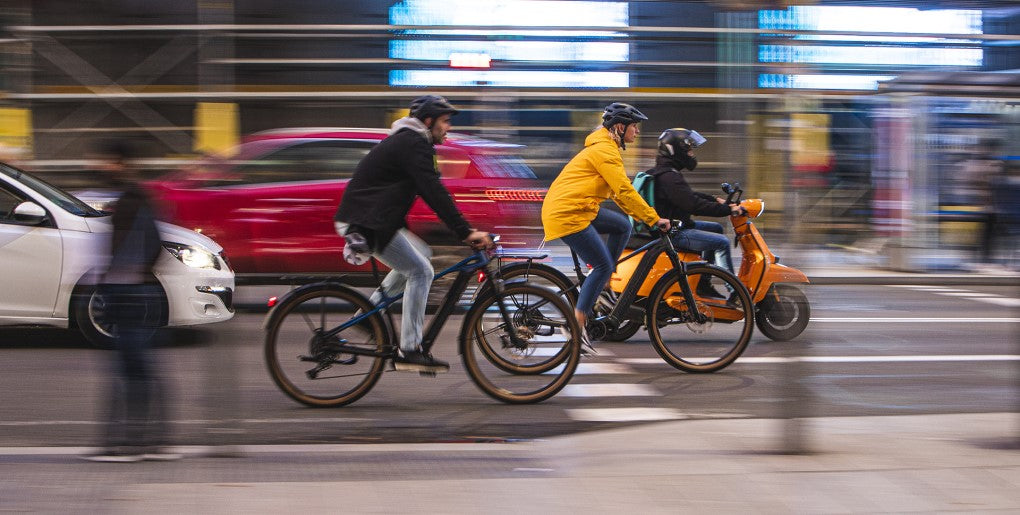 vélo électrique ville circulation voiture traffic vitesse