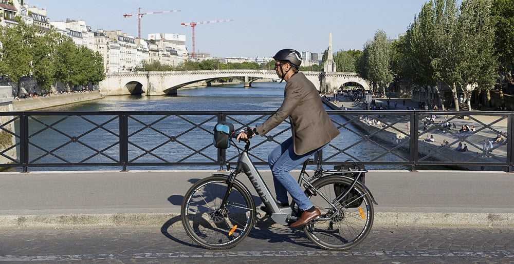 vélo à assistance électrique pont seine ville paris
