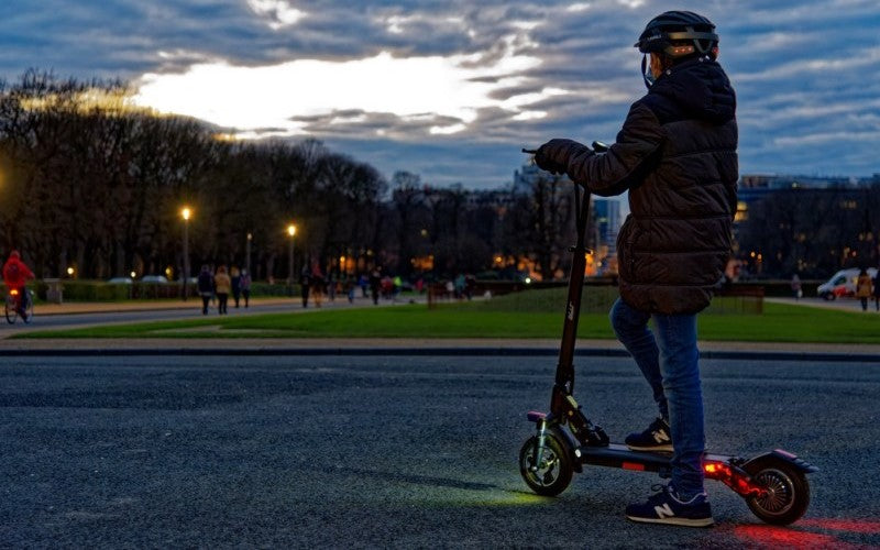 weebot anoki trottinette électrique nuit éclairage pénombre parc