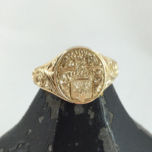 Deep Engraved - 9 Carat Yellow Gold Signet Ring – Signet Circle