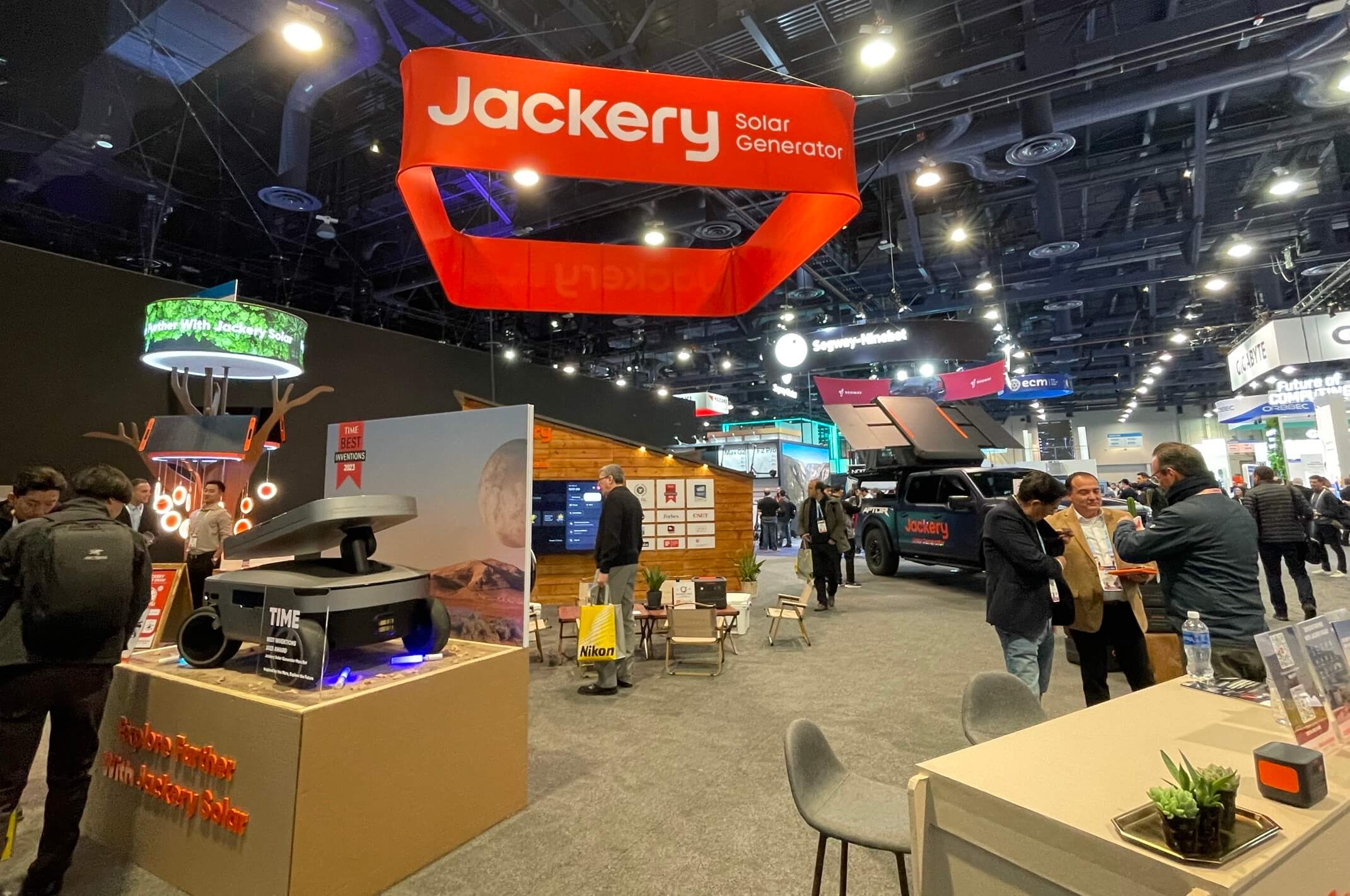 Jackery solar genertaor in CES