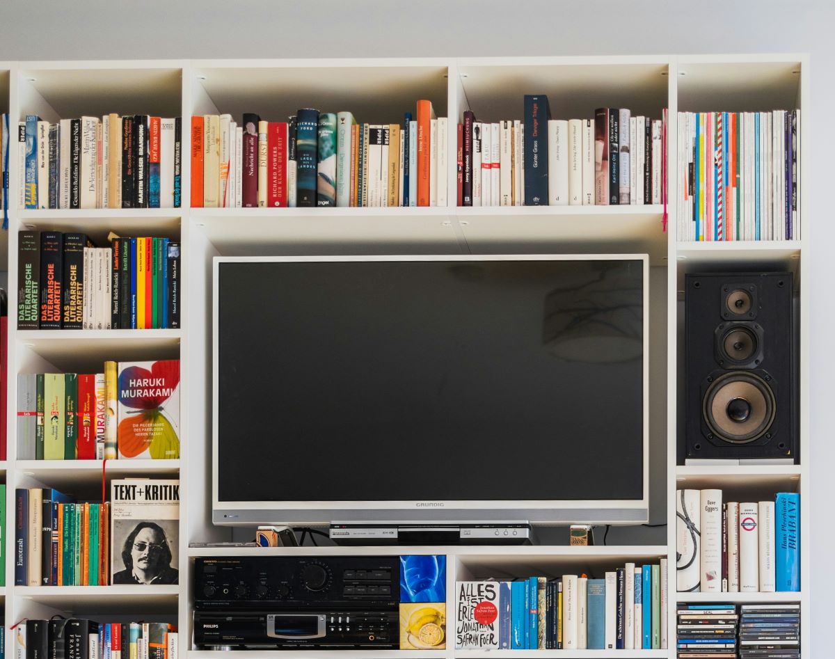diy bookshelf with tv