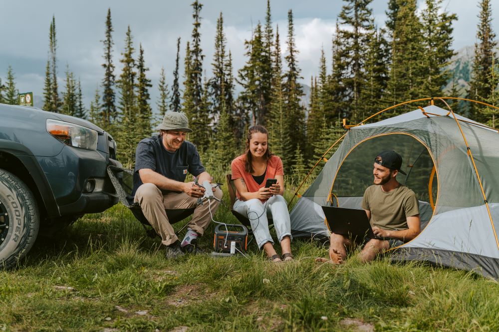 jackery explorer 300 portable power station for best picnic spot in dallas