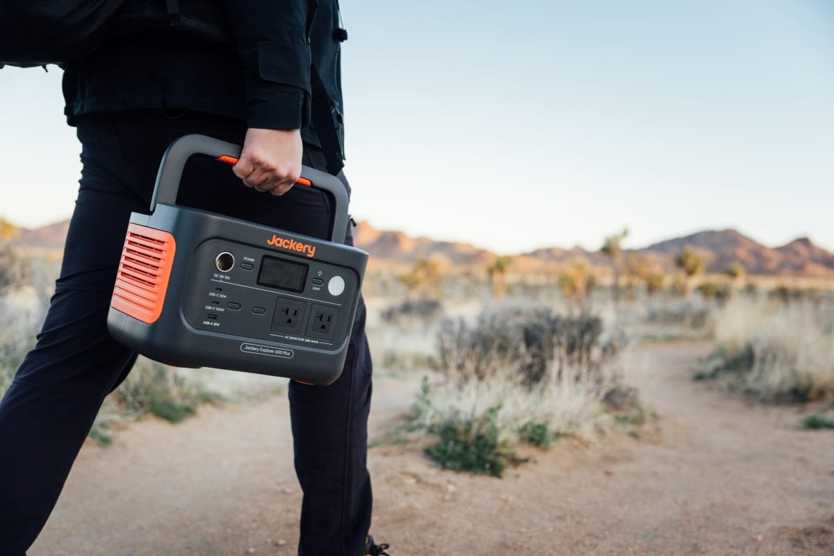 jackery solar generator 600 plus how to stay cool in the heat outside working.