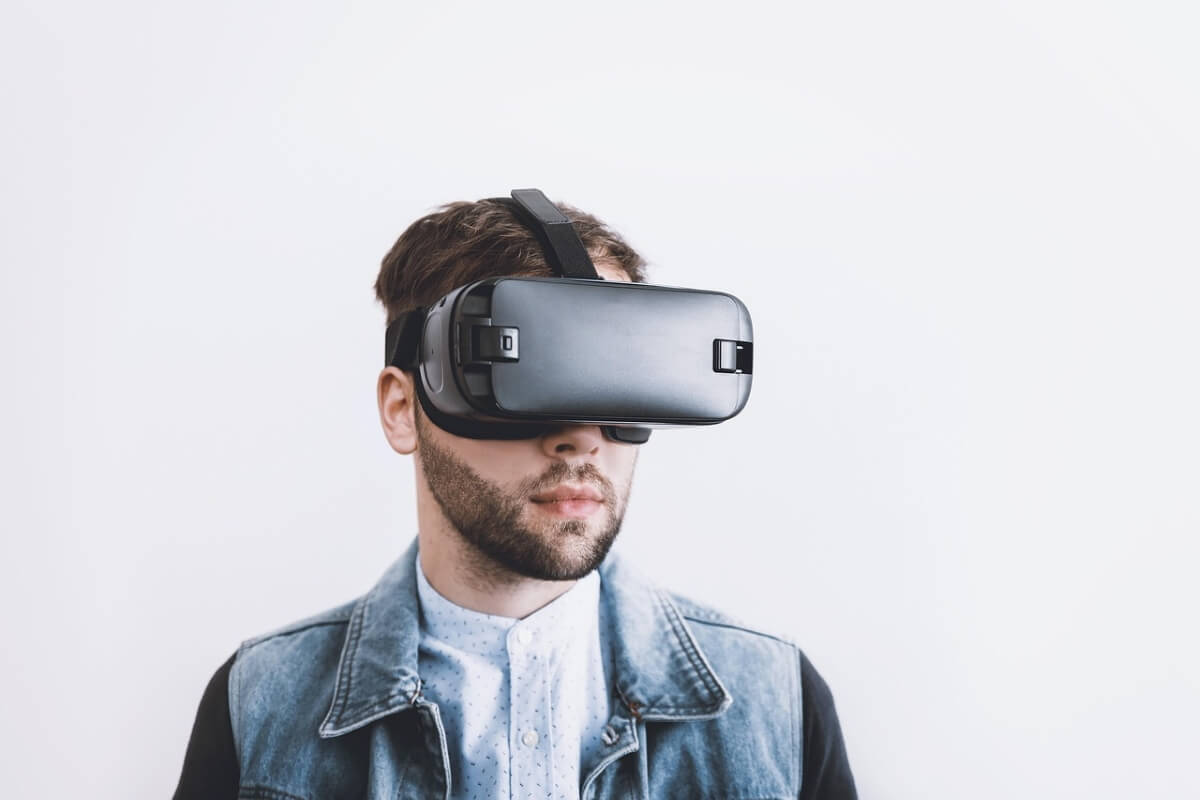 virtual reality glasses as tech gifts for men
